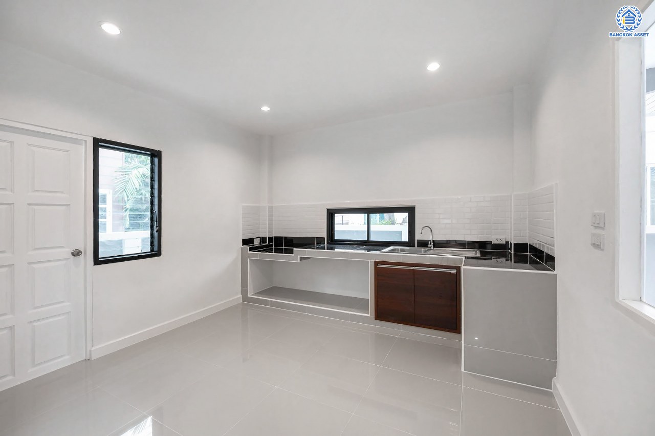 บ้านมือสองตกแต่งใหม่ โครงการ รติรมย์ 2 ราชพฤกษ์-กาญจนาภิเษก ซ.สวนผัก32 บ้านดีไซน์สวยพร้อมอยู่ เนื้อที่ 60 ตร.ว. ฟังก์ชัน 3 ห้องนอน 2 ห้องน้ำ 2 ที่จอดรถ บนทำเลศักยภาพ เชื่อมต่อหลายเส้นทางหลัก ใกล้ทางด่วน "ศรีรัช" และแหล่ง Community Mall ชั้นนำมากมาย